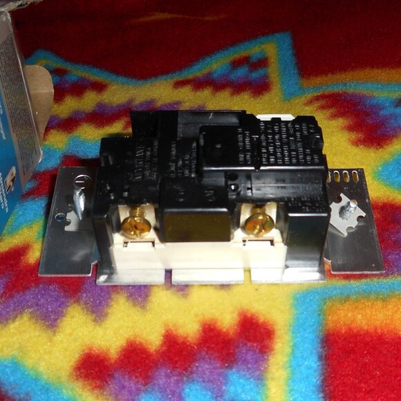 LUTRON 600W Dimmer Toggler Switch Light Almond Single Pole TG-600PR-LA - Picture 3 of 3